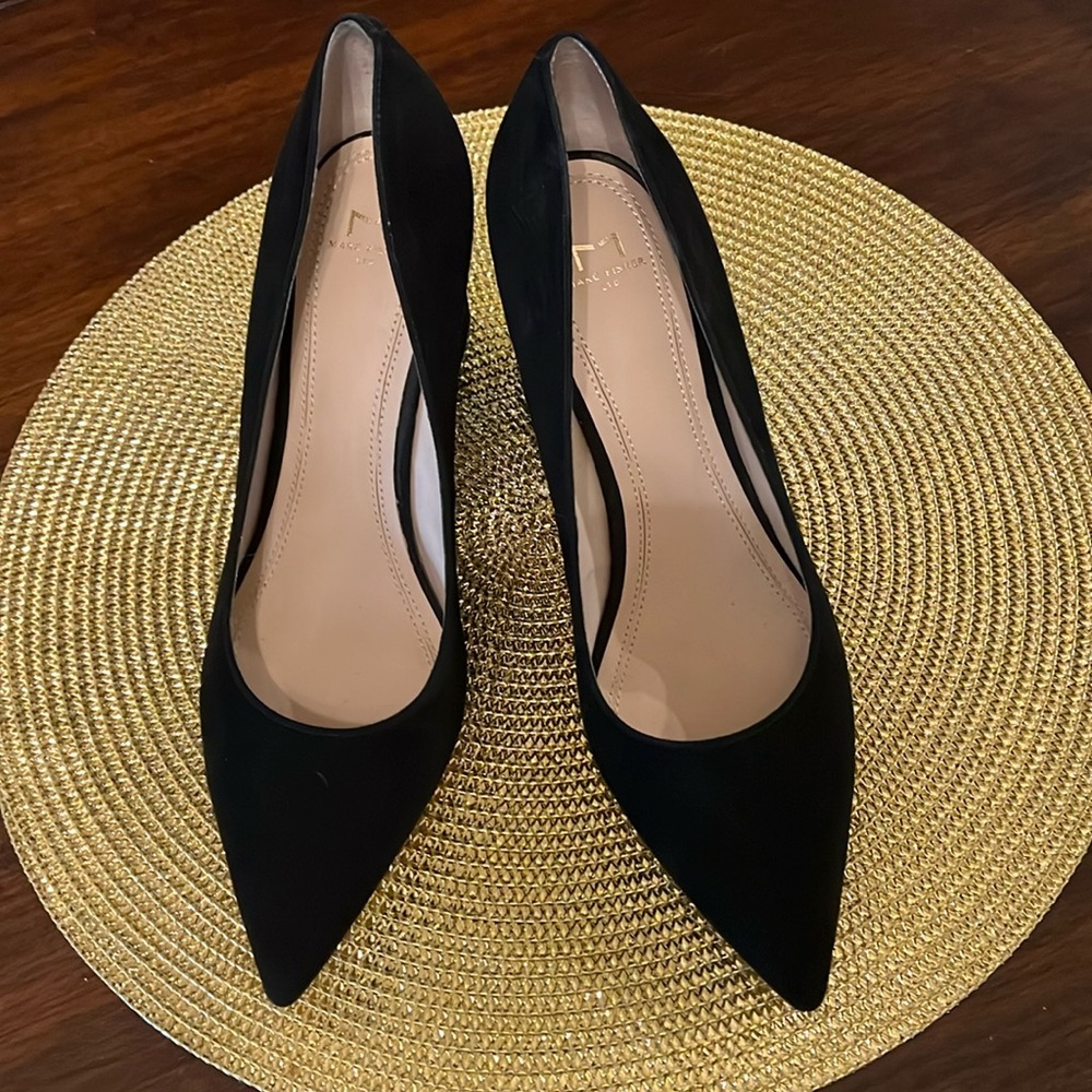 Marc Fisher Black Suede Sz 8M, Classic Buisness Shoe, Excellent Condition.